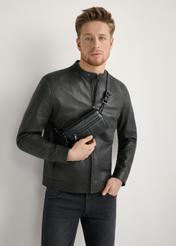 Mała czarna skórzana torba męska TORMS-0492-99(W26), widok produktu od przodu na modelu, widoczna cała sylwetka.