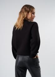 Czarny sweter damski z zawieszkami SWEDT-0197-99(Z23)