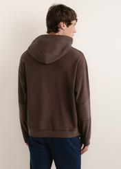 Ciemnobrązowa bawełniana bluza męska z kapturem BLZMT-0086-1I(Z26), widok produktu od tyłu na modelu. Widoczna połowa sylwetki.