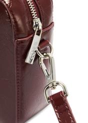 Bordowa torebka damska TOREC-0003J-49(Z25) - zbliżenie na detal na białym tle. 