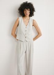 Kamizelka damska z wiskozy KAMDT-0037-0P(W26) - widok produktu z przodu, na modelce, na jasnym tle. Widoczna sylwetka do kolan. 