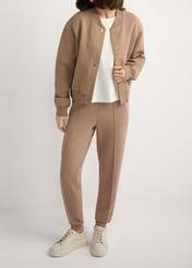 Skórzane buty damskie na platformie BUTYD-1258-0B(W26), widok produktu z przodu na stopach modelki.