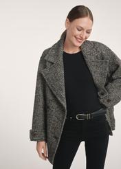 Szary krótki płaszcz damski PLADT-0062-91(Z25), widok produktu przodem na modelce, widoczne pół sylwetki.