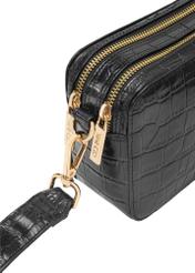 Mała czarna skórzana torebka croco TORES-1231-9G(W26) - zbliżenie na detal, na białym tle.