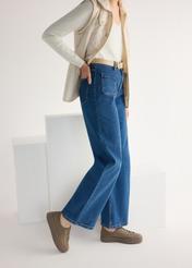 Skórzane tenisówki damskie w kolorze chłodnego beżu BUTYD-1062-1K(W26), widok produktu od boku na modelce, widoczna połowa sylwetki.