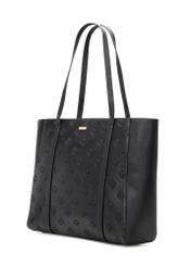 Czarna torebka shopper z monogramem TOREC-1160-9P(W26) - widok produktu po skosie, na białym tle. 