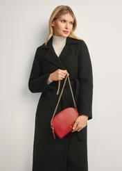 Mała czerwona torebka damska TOREC-0036E-42(Z25), widok produktu przodem na modelce, widoczna połowa sylwetki.