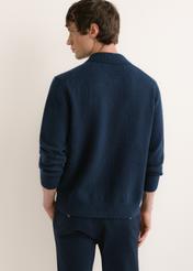 Ciemnogranatowy sweter męski z wełną KARMT-0007-7E(Z26), widok produktu z tyłu na modelu. Widoczna połowa sylwetki.