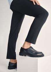 Czarne skórzane buty męskie BUTYM-0524-9I(Z26), widok produktu na stopach modela na jasnym tle.