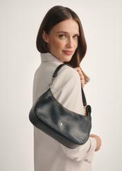 Mała czarna torebka damska TOREC-1134-99(W26) - widok produktu od frontu, na modelce, na białym tle. Widoczna połowa sylwetki.