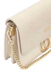 Kremowa torebka damska z monogramem TOREC-0536-0B(W26), zbliżenie na detal produktu, widok na białym tle.