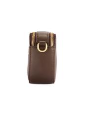 Mała brązowa torebka damska TOREC-1173-1I(W26), widok produktu z boku na białym tle.