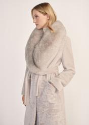 Jasnobeżowy dwustronny długi kożuch damski KOZDS-0089-3037(Z25) - widok produktu z przodu na białym tle. Widoczna połowa sylwetki. 