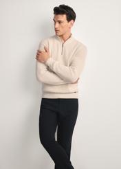 Beżowy sweter męski SWEMT-0175-80(Z25), widok produktu z przodu na modelu. Widoczna polowa sylwetki.