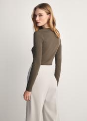 Prążkowany longsleeve damski LSLDT-0028-51(Z25), produkt widoczny tyłem na modelce, widoczne pół sylwetki.