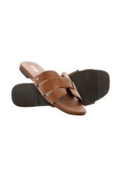 Camelowe klapki damskie z plecionką BUTYD-0904D-1D(W26), widok produktu skosem na białym tle.