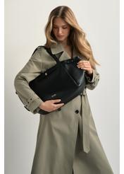 Skórzana torebka shopper w kolorze czarnym TORES-1207-9I(W26) - widok produktu z przodu, na modelce, na jasnym tle. Widoczna sylwetka do kolan.