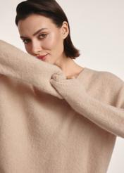 Beżowy wełniany sweter damski SWEDT-0215-81(Z25), zbliżenie na detal produktu na modelce.