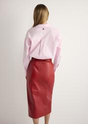 Jasnoróżowa bawełniana koszula damska KOSDT-0181-5A(W26), widok produktu z tyłu na modelce. Widoczna połowa sylwetki.