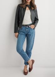 Brązowe plecione baleriny damskie BUTYD-1249-1H(W26), widok produktu z przodu na stopach modelki.