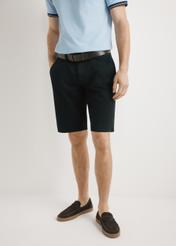 Czarne bawełniane szorty męskie SZOMT-0029-99(W26), widok produktu z przodu na modelu. Widoczna połowa sylwetki.