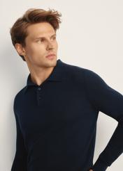 Granatowy sweter męski z wełny i jedwabiu SWEMT-0184-68(Z25), widok produktu od przodu na modelu, zbliżenie na twarz.