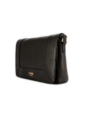 Czarna skórzana torebka listonoszka TORES-1266-9I(W26) - widok produktu po skosie, na białym tle.