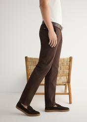 Skórzane brązowe mokasyny męskie BUTYM-0498-1I(W26), widok produktu z boku na stopach modela.