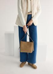 Skórzane mokasyny damskie w kolorze chłodnego beżu BUTYD-1262-1K(W26), widok produktu z przodu na stopach modelki.