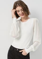 Kremowy sweter damski z bufiastymi rękawami SWEDT-0203-12(W24)
