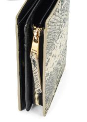 Średni skórzany portfel animal print PORES-0950-81(W25) - zbliżenie na detal na białym tle. 