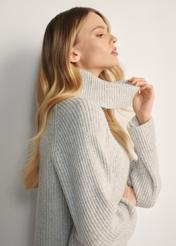 Szary sweter damski z domieszką wełny SWEDT-0252-91(Z25), widok produktu z boku na modelce. 