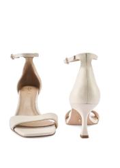 Kremowe sandały damskie na szpilce BUTYD-1229-0B(W26), widok produktu z przodu i tyłu na białym tle.