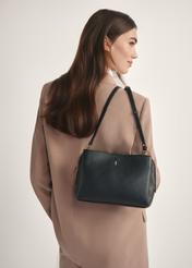 Czarna skórzana torebka damska na ramię TORES-1244-99(W26), widok produktu od przodu na modelce, widoczna połowa sylwetki.