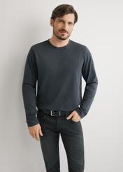 Czarny longsleeve męski LSLMT-0012-99(W26), widok produktu z przodu na modelu. Widoczna połowa sylwetki.