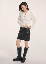 Czarna skórzana spódnica mini SPCDS-0079-3206(Z25) - widok produktu z boku na modelce na białym tle. Widoczna cała sylwetka.