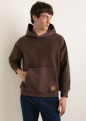 Ciemnobrązowa bawełniana bluza męska z kapturem BLZMT-0086-1I(Z26), widok produktu od przodu na modelu. Widoczna połowa sylwetki.