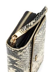 Mały skórzany portfel animal print PORES-0949-81(W25) - zbliżenie na detal na białym tle. 