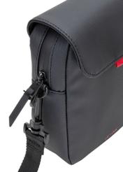 Mała czarna listonoszka męska TORMN-0399-9J(W26), zbliżenie na detal produktu na białym tle.