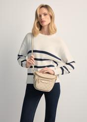 Kremowa nerka damska z monogramem TOREC-1157-0P(W26), widok produktu na sylwetce modelki. 