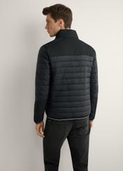 Czarna kurtka męska przejściowa KURMT-0358A-99(W26) - widok produktu z tyłu na modelu, na jasnym tle. Widoczna połowa sylwetki.