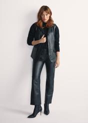 Czarna skórzana kamizelka damska KAMDS-0010-5344(W25), widok produktu przodem na modelce, widoczna cała sylwetka.