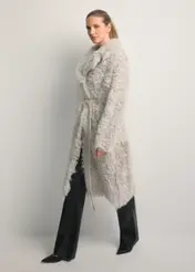 Kremowy dwustronny kożuch damski KOZDS-0091-1394(Z25), widok produktu z przodu na modelce. Widoczna cała sylwetka.
