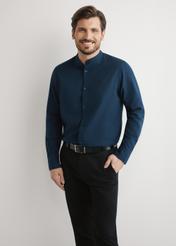 Granatowa bawełniana koszula męska KOSMT-0326-7E(W26), widok produktu z przodu na modelu. Widoczna połowa sylwetki.