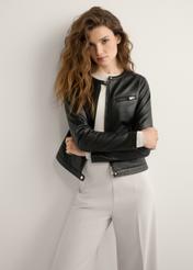 Czarna kurtka damska ze skóry naturalnej KURDS-0154-99(W26) - widok produktu z przodu, na jasnym tle. Widoczna sylwetka do kolan. 