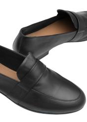 Skórzane czarne mokasyny damskie BUTYD-1074A-99(W26), zbliżenie na detal produktu na białym tle.