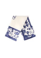 Niebieska apaszka damska w kwiaty SZADT-0190-7P(W26), widok złożonego produktu z przodu na białym tle.