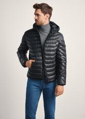 Kurtka męska w kolorze czarnym KURMT-0380-99(Z25), widok produktu od przodu na modelu, widoczne pół sylwetki.