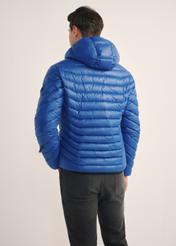 Kurtka męska w kolorze niebieskim KURMT-0380-61(Z25), widok produktu z tyłu na modelu. Widoczna połowa sylwetki.