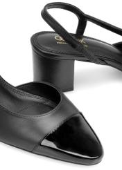 Skórzane czarne czółenka z odkrytą piętą BUTYD-1173-99(W26), zbliżenie na detal produktu na białym tle.